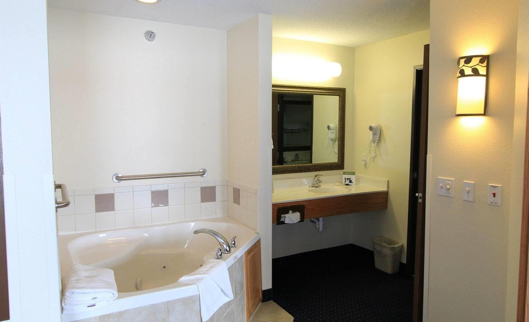 Americinn By Wyndham Cedar Rapids Airport Eksteriør bilde